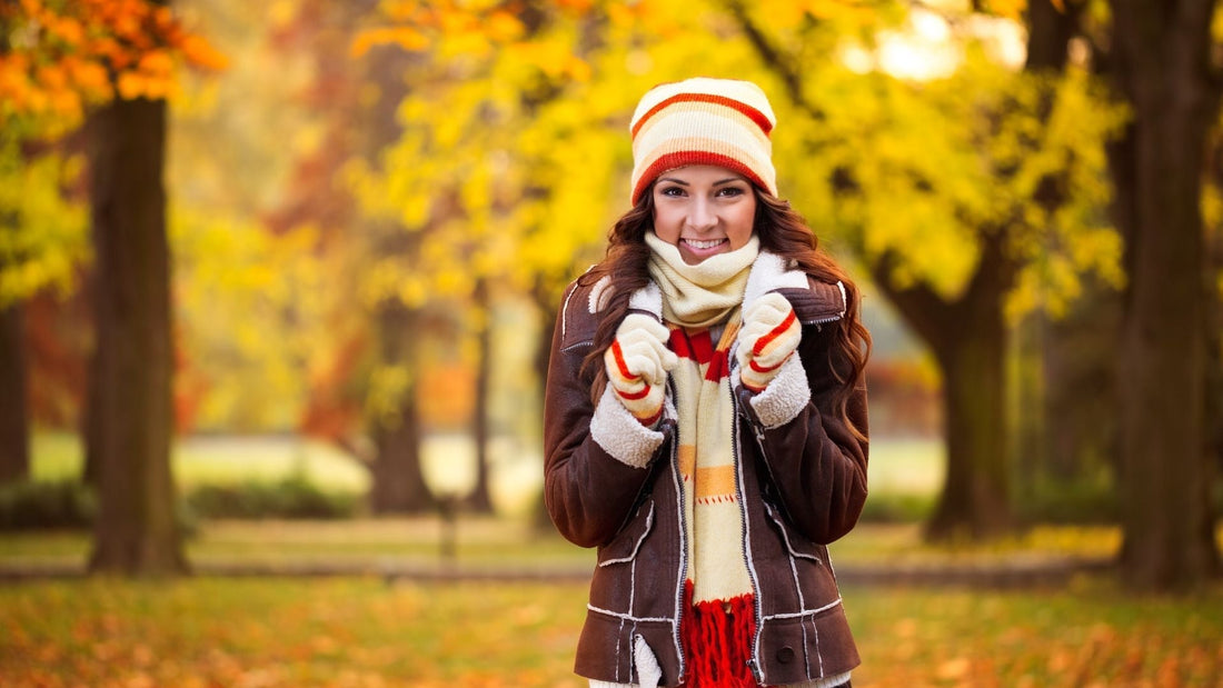 Frau bei einem Spaziergang im herbstlichen Park – Symbolbild für ein starkes Immunsystem