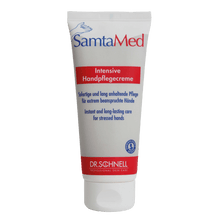 The white tube of the Dr. Schnell SAMTAMED skin care by DR.SCHNELL GmbH & Co. KGaA is equipped with blue and red lettering, a flip-top closure, the Dr. Schnell logo at the bottom, and the highlighting of the moisturizing effect in German and English.