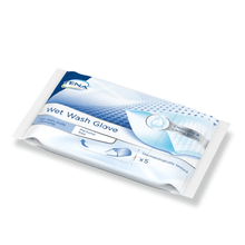 The TENA Wet Wash Glove unscented (5 pieces) by TENA - Essity Germany GmbH is dermatologically tested for sensitive skin, ideal for daily cleansing, and comes in a white-blue packaging with the most important product information.