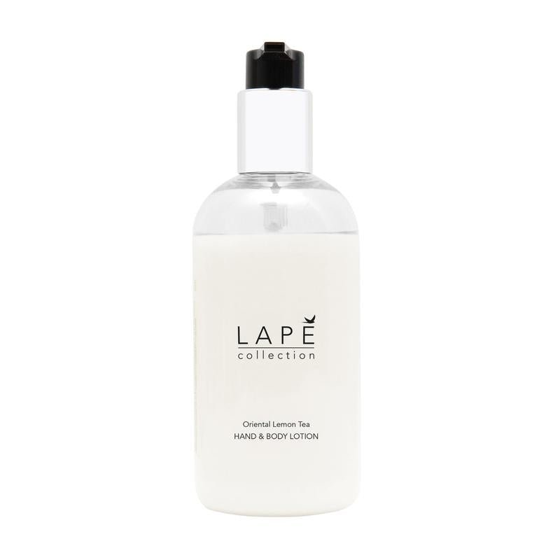 A clear 300ml pump bottle labeled "LAP? Collection Oriental Lemon Tea Hand & Body Lotion" from Diversey Deutschland GmbH & Co. OHG offers a white, oriental-scented lotion - ideal for daily hand and body care.