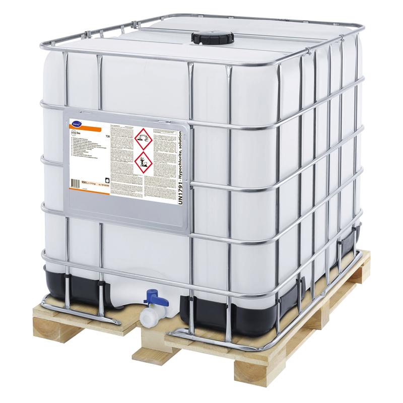 On a wooden pallet stands a large white plastic container labeled "Diversey Suma Des T30, bleach component" from Diversey Deutschland GmbH & Co. OHG, with a metal cage, plastic spout, and warning signs.