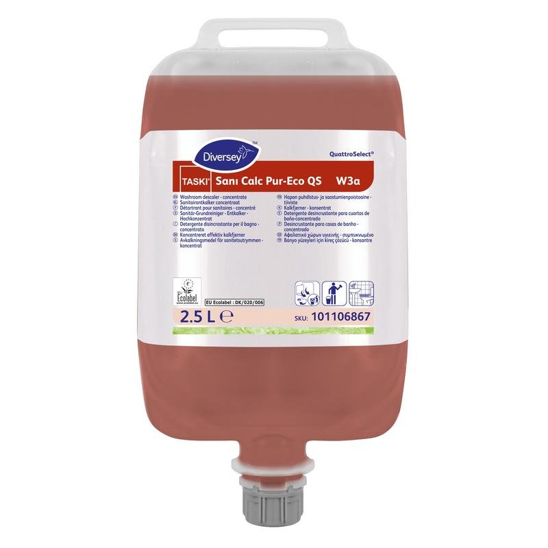 A 2.5-liter bag of Diversey TASKI Sani Calc Pur-Eco QS sanitary basic cleaner (citric acid-based, highly concentrated, EU eco-certification) with product info, instructions, QR code, and dosing cap.