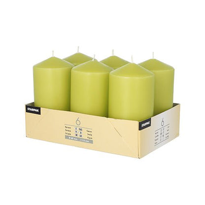 A beige cardboard tray holds six Starpak 6 pillar candles (Ø 60 mm, 115 mm) in light green, each with a flat top and centered wick. The sturdy Starpak tray features black and white side labels and ensures a long burning time.