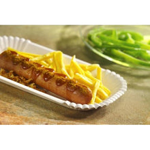 On a PAPSTAR 100 trays, cardboard "pure" square white from PAPSTAR GmbH lies a sausage with curry sauce and fries, with sliced green peppers in a glass bowl in the background - ideal for environmentally friendly catering.