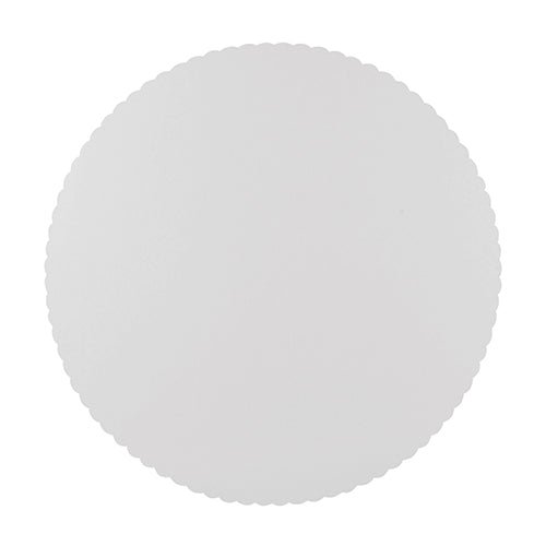 The PAPSTAR 100 cake boards, cardboard "pure" round from PAPSTAR GmbH, are a simple, round white disc with a wavy edge – ideal for the gastronomy sector and known for their quality. Photographed against a white background.
