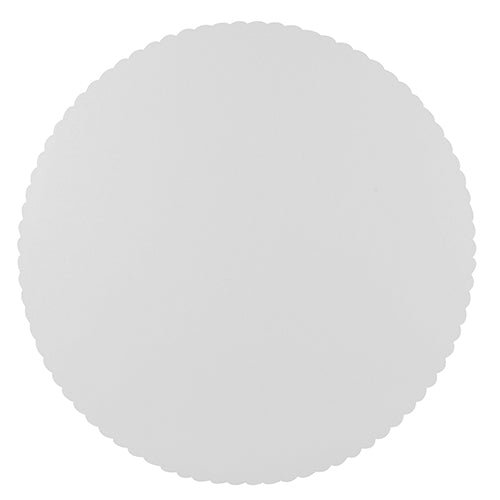 The PAPSTAR 100 cake boards, cardboard "pure" round from PAPSTAR GmbH is a simple, round white cake board with a wavy edge, ideal for professional cake presentation in the gastronomy sector.