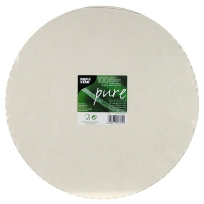 A stack of round, white PAPSTAR 100 cake boards made of cardboard "pure", branded by PAPSTAR GmbH, carries a green label with quantity information. The packaging is provided with gastronomy quality and recycling symbols.