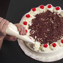 With the PAPSTAR transparent piping bags (30.5x16.2 cm, 100 pieces), cakes can be elegantly decorated with whipped cream - ideal for refining desserts in style and a must for every baking accessory collection of PAPSTAR GmbH.