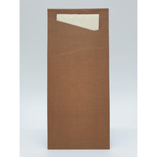 A brown paper envelope (190 x 85 mm) from Duni GmbH, whose top corner is slightly open, reveals a white Sacchetto tissue napkin inside against a plain light gray background, highlighting this practical accessory.