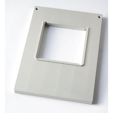 A light gray rectangular plate with a large square cutout fits the DF10/20 cassette for square cardboard box, 550 ml, from Duni GmbH. It has two screw holes and the embossed number 160053 in the corner.