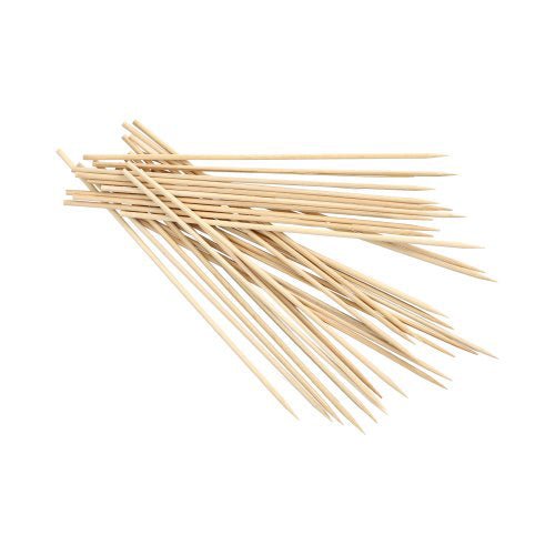 On a white background, PAPSTAR 1000 skewer sticks, bamboo “pure” from PAPSTAR GmbH are scattered. The thin, long, and pointed bamboo skewers are eco-friendly – perfect for sustainable grilling.