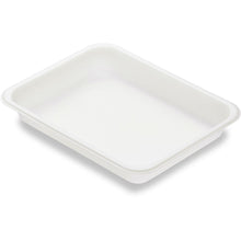 The rectangular, white Caterline bioplastic sealing tray 227x178 from Duni GmbH with a flat edge is ideal as sustainable food packaging and was photographed against a white background.