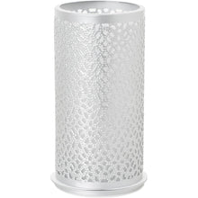 The Duni GmbH metal candle holder (140x75 mm, silver) impresses with its elegant design and is the perfect decoration for any ambiance as a single piece.