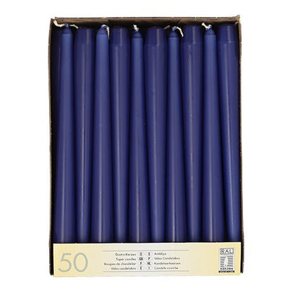 A cardboard box with 50 dark blue Starpak taper candles (Ø 2.2 cm, 25 cm), labeled at the bottom with product information and notes on a long burning time.