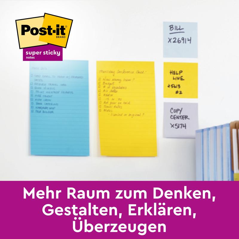 Two large, lined Post-it® Super Sticky Notes in pink and green (127 mm x 203 mm, 45 sheets/block) from 3M are attached to a white wall with folders nearby. The German text reads: "More space to think, create, explain, convince."