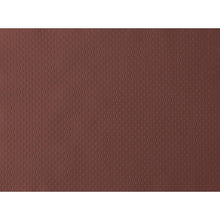 The close-up of the chestnut paper placemats 30x40 cm by Duni GmbH shows a subtly dotted structure - ideal for celebrations. The even lighting highlights the noble chestnut surface. Pack of 500 pieces.