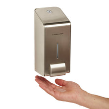 A hand is held under the Kimberly-Clark Professional™ stainless steel dispenser for washing lotions (1 Ltr), which dispenses the liquid onto the palm. This dispenser from Kimberly-Clark GmbH enables easy and hygienic hand cleaning in any environment.