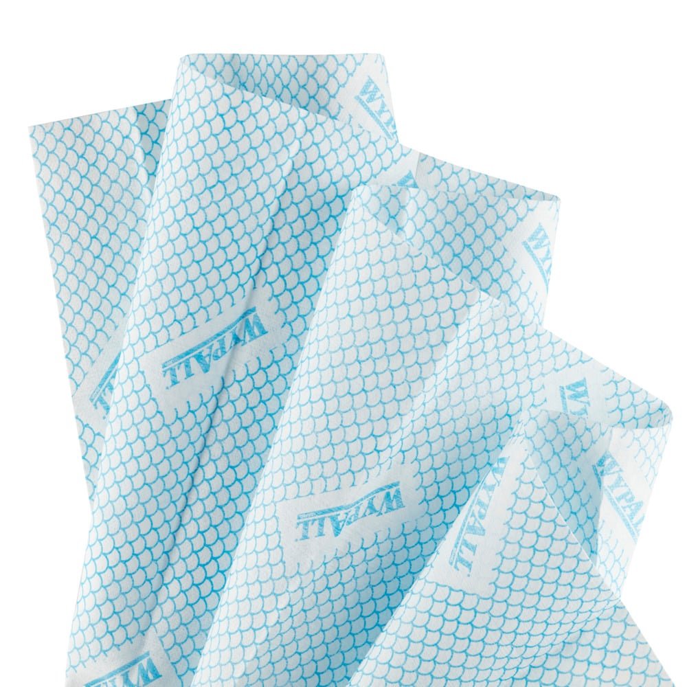 Four overlapping, slightly crumpled Kimberly-Clark GmbH WypAll® X80 Critical Clean - Interfold cloths (41 x 33 cm) in blue and white with a scale-like pattern and a rectangular "WALL" label on each cloth.