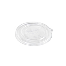 A transparent, round lid carton SLIM RPET 129x120x12 mm from Duni GmbH, made from recycled PET, features a small side tab and embossed recycling symbols. The eco-friendly lid is depicted on a white background (Package: 35 pieces).