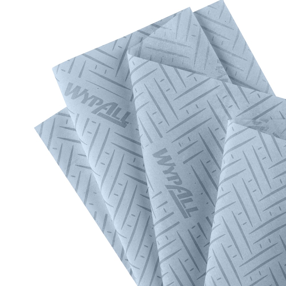 Displayed are six blue 2-ply WypAll® L20 General Clean Centrefeed rolls from Kimberly-Clark GmbH. Each roll has 550 sheets, perfect for daily cleaning and offering reliable performance similar to centrefeed paper towels.