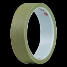 Schmale, beige Klebebandrolle mit glatter Oberfläche und weißem Innenkern, freigestellt vor dunklem Hintergrund.