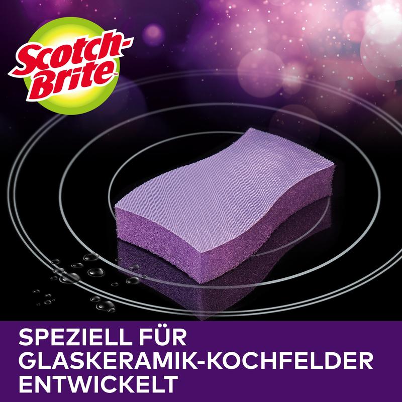A purple Scotch-Brite™ Glass Ceramic Cleaning Sponge (3 pieces per pack) from 3M Deutschland GmbH lies on a black glass ceramic cooktop with water droplets. Text: "Specifically developed for glass ceramic cooktops." Logo top left.