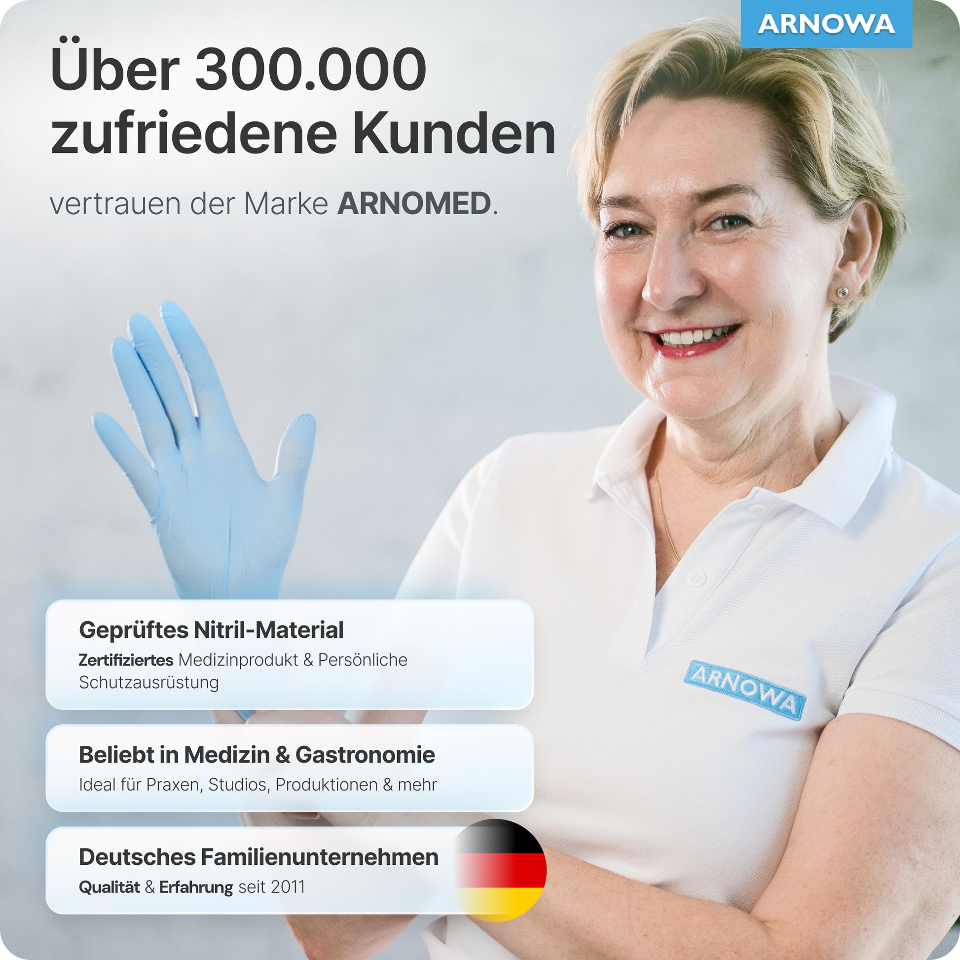 A smiling woman in a white polo presents her blue glove. Over 300,000 customers trust the tear-resistant disposable gloves ARNOMED NITRIL BLUE from ARNOWA GmbH made of nitrile - latex-free, certified and used by leading companies.
