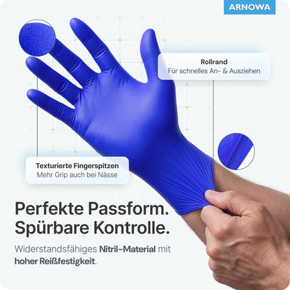 A hand puts on an ARNOMED NITRIL OCEAN BLUE disposable glove from ARNOWA GmbH, with labels for textured fingertips, rolled cuff, high tear resistance, and latex-free material. German text describes fit and other features.