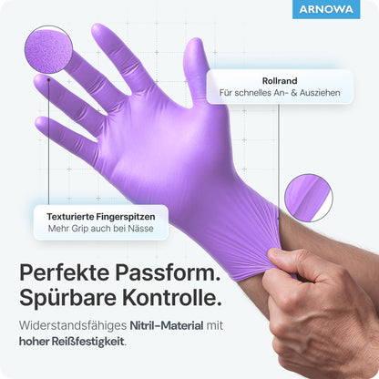 A hand wears ARNOMED NITRIL LAVENDER VIOLET disposable gloves made of violet nitrile from ARNOWA GmbH. The labeling shows textured fingertips, a rolled cuff, and a comfortable fit. The German text states that they are powder-free, extra grippy, and tear-resistant. ARNOWA logo in the upper right corner.