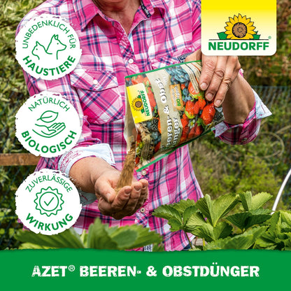 A person in a checkered shirt pours Azet Berry & Fruit Fertilizer from a Neudorff Shop bag onto strawberries. Three icons on the left emphasize the safety for pets, the biological ingredients, and the reliable effectiveness.