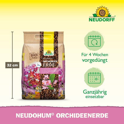 A 3-liter bag of NeudoHum Orchid Soil from the Neudorff Shop stands upright next to a 32 cm high scale, marked with 4 weeks of pre-fertilization and year-round use. The background is in shades of yellow and pink.