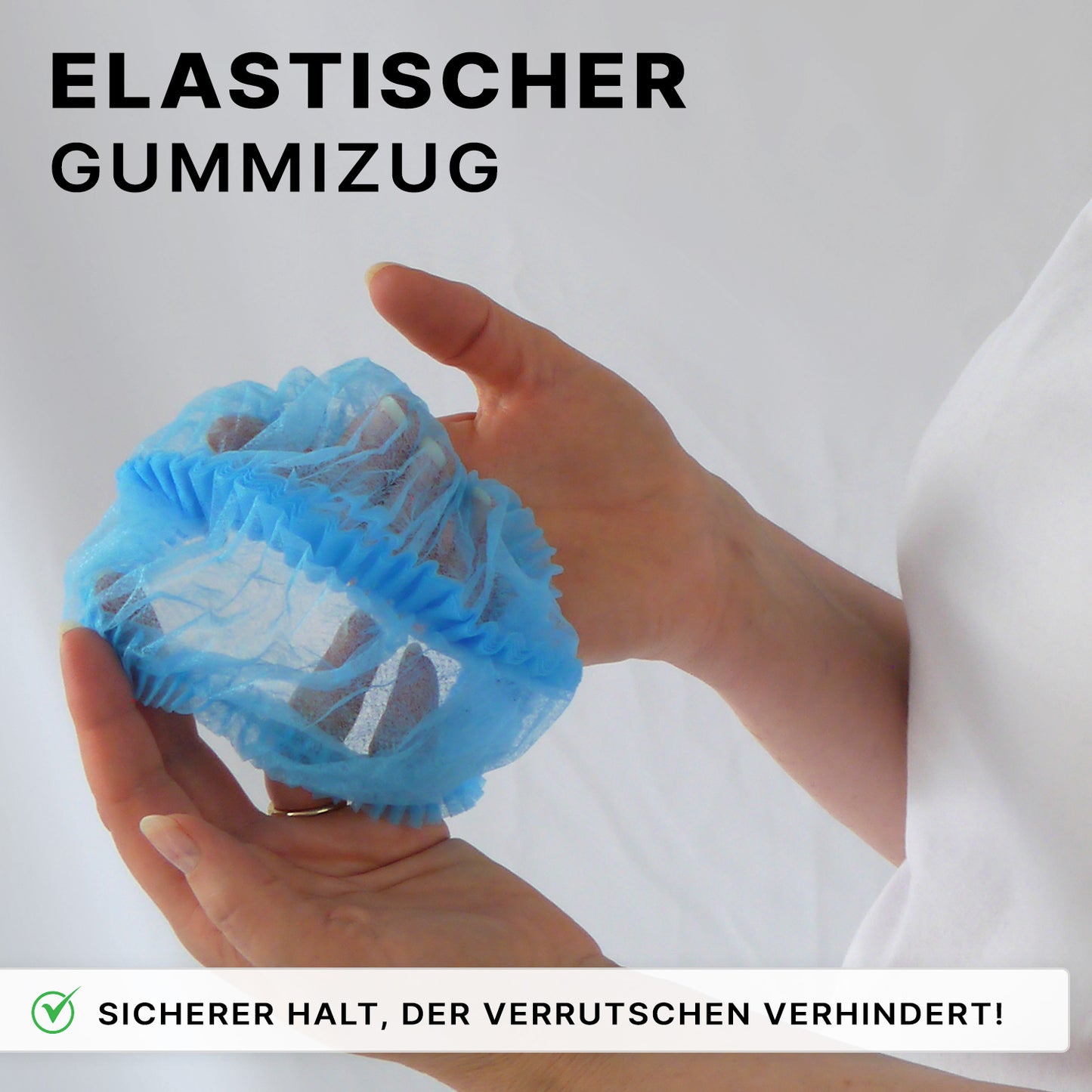 A person holds a crumpled blue ARNOMED COVER PP-CLIP CAP XL disposable clip cap made of PP fleece (55cm, ARNOWA GmbH) with an elastic band. German text: "Elastic band" and "Secure hold that prevents slipping!".