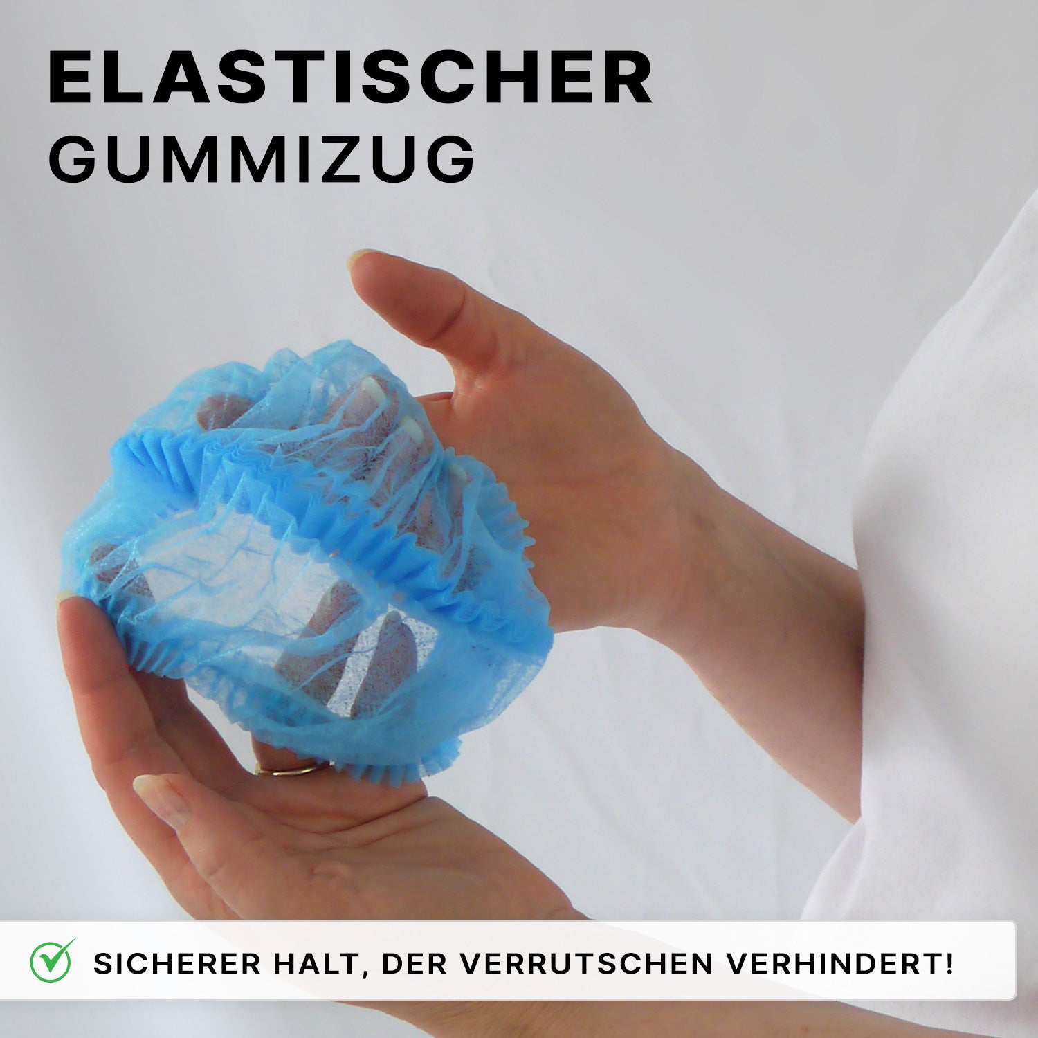 A person holds a crumpled blue ARNOMED COVER PP-CLIP CAP XL disposable clip cap made of PP fleece (55cm, ARNOWA GmbH) with an elastic band. German text: "Elastic band" and "Secure hold that prevents slipping!".