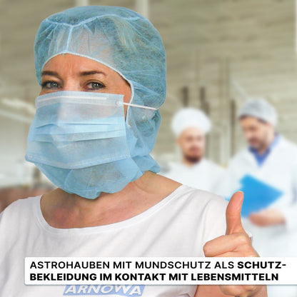 A woman in white wearing the ARNOMED COVER PP-ASTROHAUBE WITH 2-LAYER MOUTH PROTECTION from ARNOWA GmbH gives a thumbs up; behind her, two people in white uniforms are blurred. The German text discusses protective clothing for contact with food.