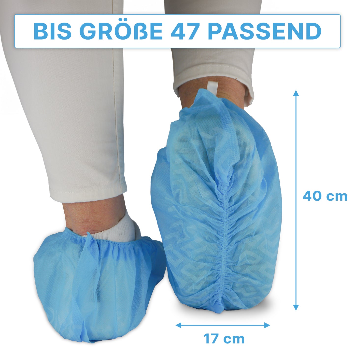 A person is wearing blue ARNOMED ABS shoe covers from ARNOWA GmbH over white pants; these non-slip, disposable shoe covers fit up to size 47 and measure approximately 40×17 cm, as indicated by the arrows. Package: 100 pieces.
