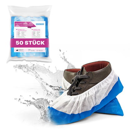 A "bag (50 pieces)" of ARNOMED CPE/PP shoe covers from ARNOWA GmbH contains waterproof, blue and white disposable covers. The splashing water emphasizes the reliable protection and waterproofness of the product.