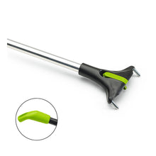 The Nölle Profi Brush BECOnnect aluminum handle by Nölle Profi Brush Bürsten- & Pinseltechnik e.K. consists of a metal rod with a black-green, claw-like gripping tool made of plastic, with the green tip particularly highlighted by a close-up.