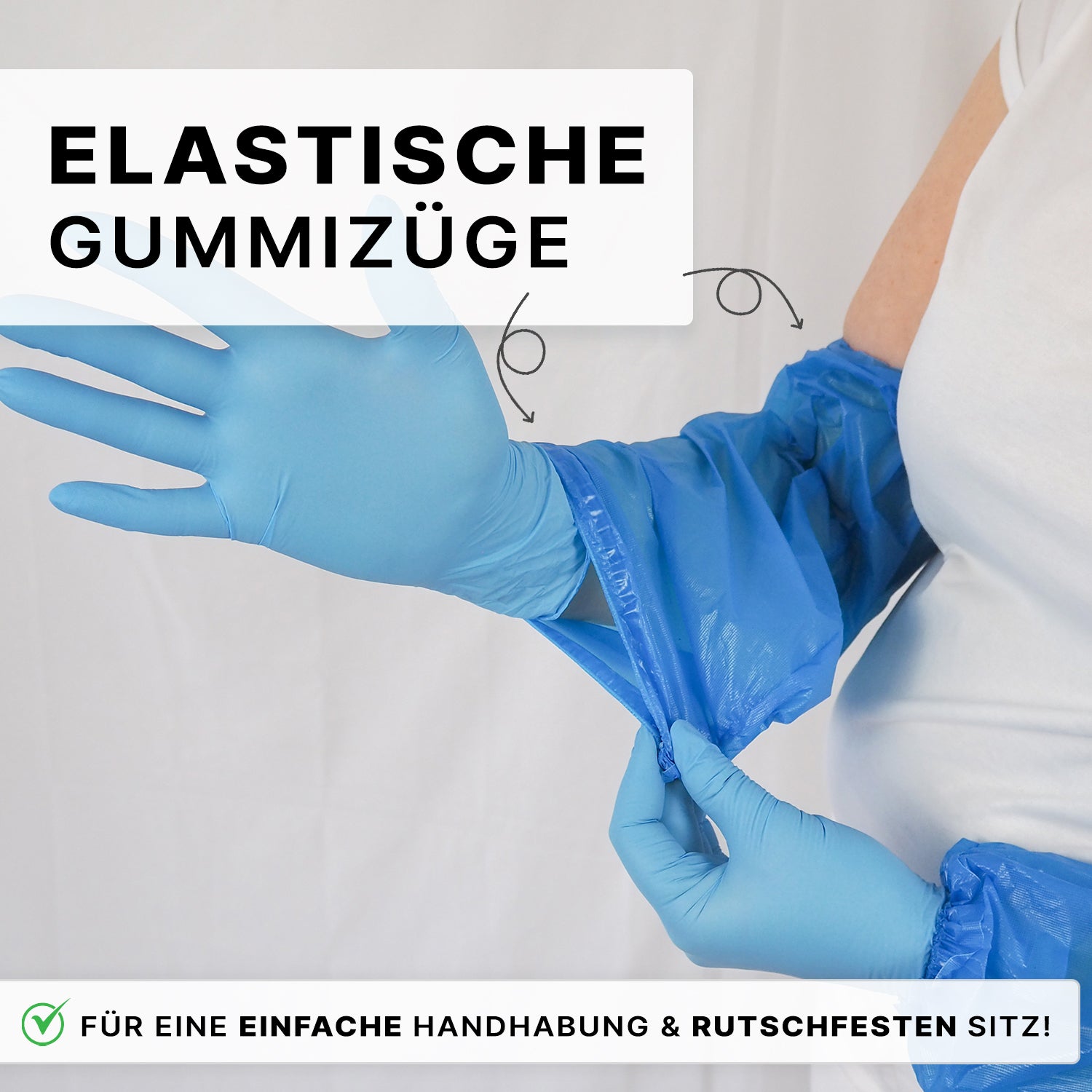 A person with blue gloves stretches the elastic cuff of an ARNOMED Xtra Strong PE sleeve protector (ARNOWA GmbH, liquid-repellent, disposable, 100 pieces). The German text highlights the elastic bands and secure fit for easy handling.