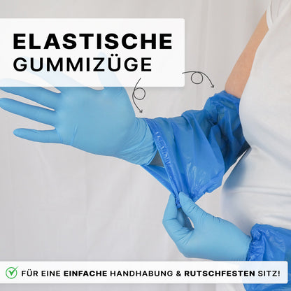 A person with blue gloves stretches the elastic cuff of an ARNOMED Xtra Strong PE sleeve protector (ARNOWA GmbH, liquid-repellent, disposable, 100 pieces). The German text highlights the elastic bands and secure fit for easy handling.