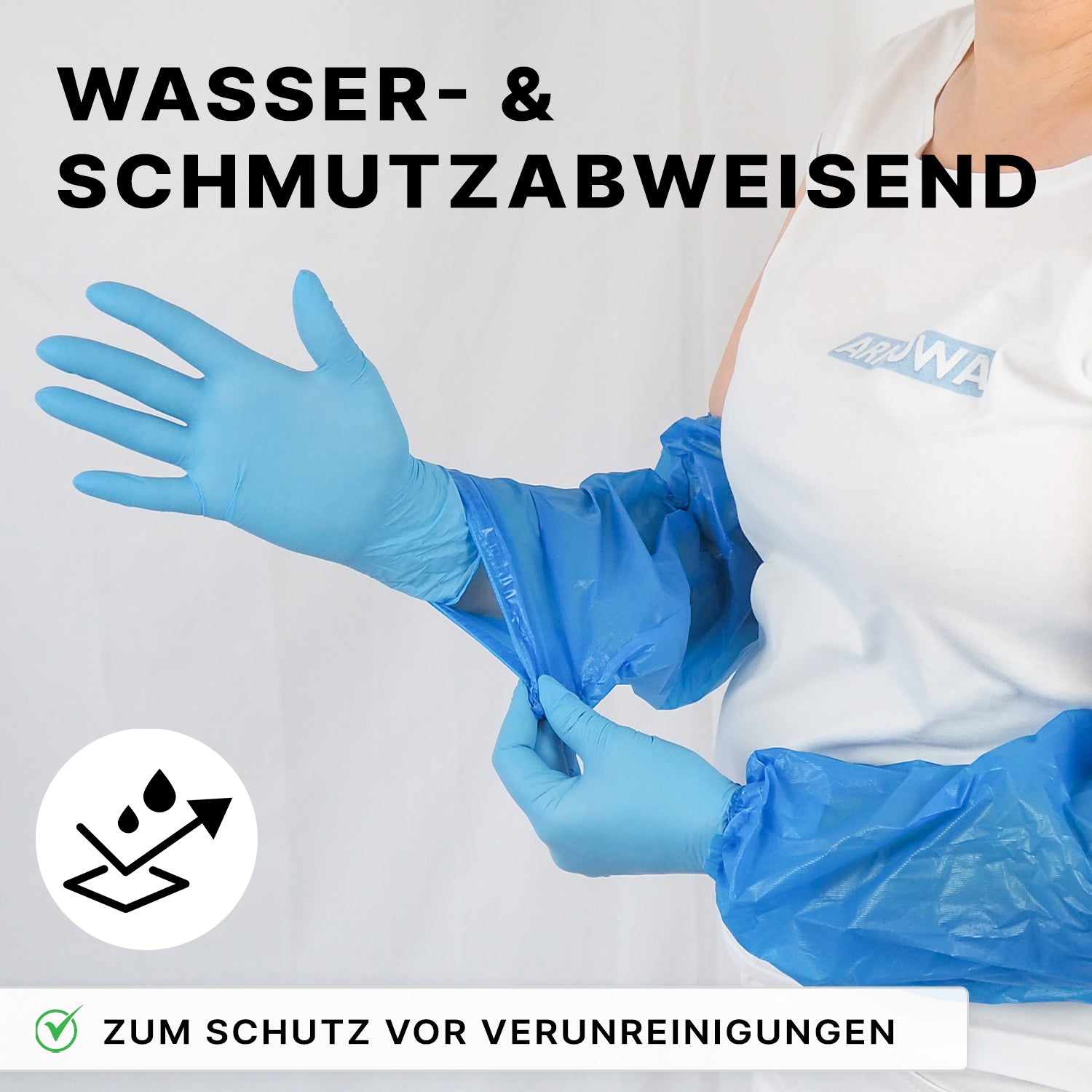 A person wears a white shirt and blue ARNOMED Xtra Strong PE sleeve protectors from ARNOWA GmbH as well as matching gloves. The text emphasizes their liquid- and dirt-repellent protection against contamination.