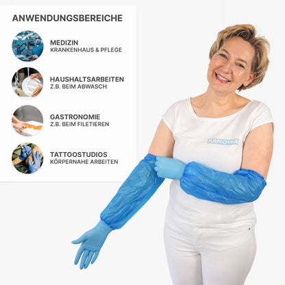 A smiling woman in a white shirt puts on ARNOMED Xtra Strong PE sleeve protectors (liquid-repellent, disposable, 100 pieces, ARNOWA GmbH). Icons next to her show the use in medicine, household, catering, and tattoo studios.