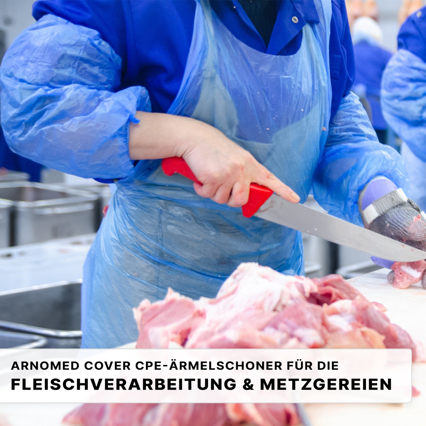 A person wears ARNOMED Xtra Strong PE sleeve protectors from ARNOWA GmbH and disposable gloves while cutting raw meat with a large knife. Recommended for butcheries and meat processing.