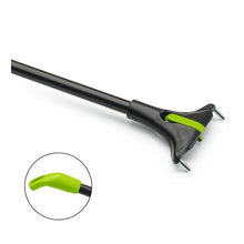 The Nölle Profi Brush BECOnnect features a 150 cm long fiberglass handle (Ø 22 mm) with a green claw-like end and two metal prongs. A close-up shows the claw element from a different angle. Brand: Nölle Profi Brush Bürsten- & Pinseltechnik e.K.