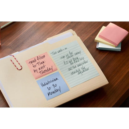 In a folder on a wooden table are three Post-it® Recycling Notes (3M Deutschland GmbH, 38 mm x 51 mm, 100 sheets/block, 100% PEFC) with notes. Nearby are stacked colored sheets.