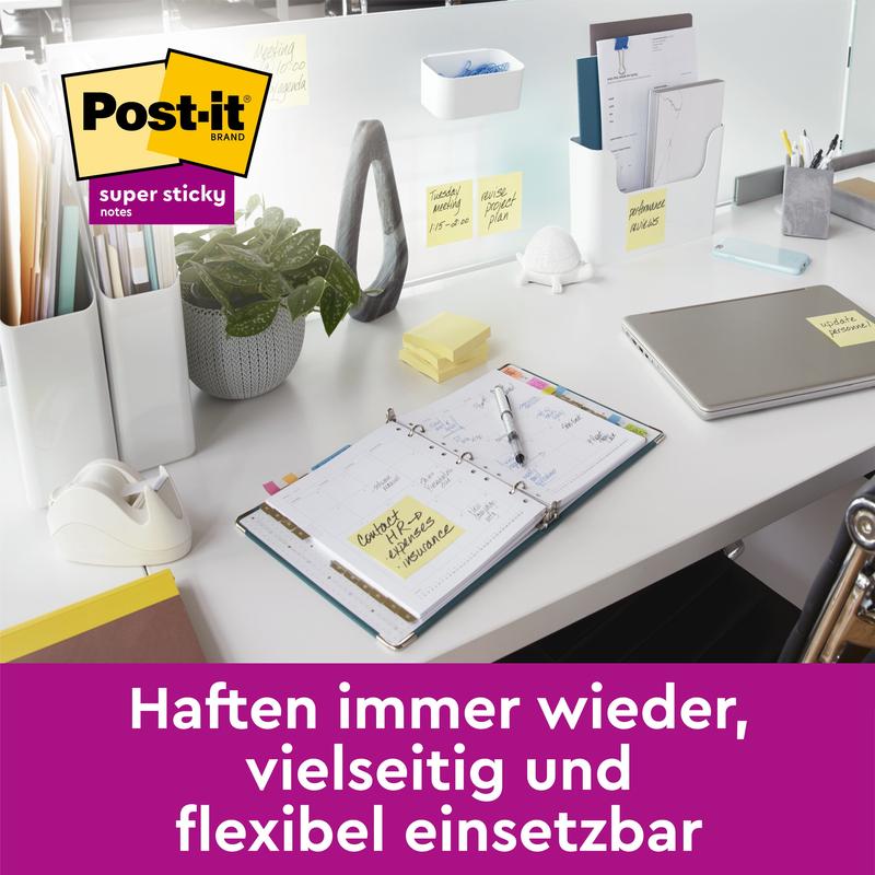 On a tidy desk with office supplies, plants, and a laptop lie the Post-it® Super Sticky Notes (Yellow, 76 x 127 mm) from 3M Deutschland GmbH. The German text reads: "Stick again and again, versatile and flexible to use."