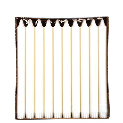 The opened box contains 30 white PAPSTAR taper candles (Ø 2.2 cm), made from 100% stearin by PAPSTAR GmbH, neatly lined up in a row with the wick facing up.