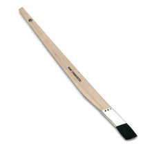The Nölle Profi Brush Slant Line Brush 3/4", black bristle, tinplate from Nölle Profi Brush Brush & Paint Technology e.K. is a flat brush with a wooden handle (with hole), black bristles and the imprint "FINE CHALKBRISTLE".