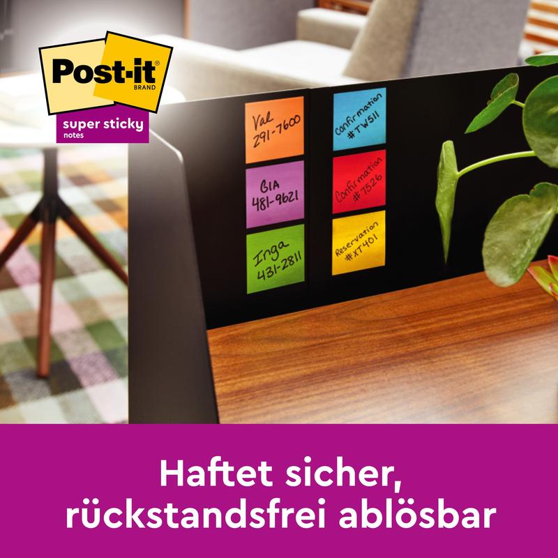 The colorful Post-it® Super Sticky Notes (76 x 76 mm, 90 sheets/block, 100% PEFC) from 3M Deutschland GmbH adhere securely to a black computer monitor and can be removed without leaving residue. Background: Part of a chair and a plant. German text notes provide secure hold.