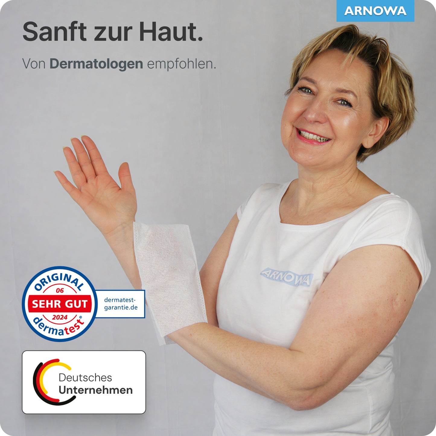 A middle-aged woman in a white shirt smiles while holding an ARNOMED disposable wash glove made of molton (75g/m²) on her forearm. The image shows German text, logos of Dermatest and ARNOWA GmbH, and highlights product reviews and recommendations.