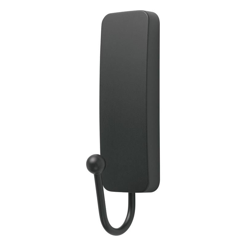 A medium-sized Command™ matte black hook (17034B) from 3M Deutschland GmbH: With a rectangular base and rounded tip, mountable without drilling, ideal for hanging coats or bags. Background white.